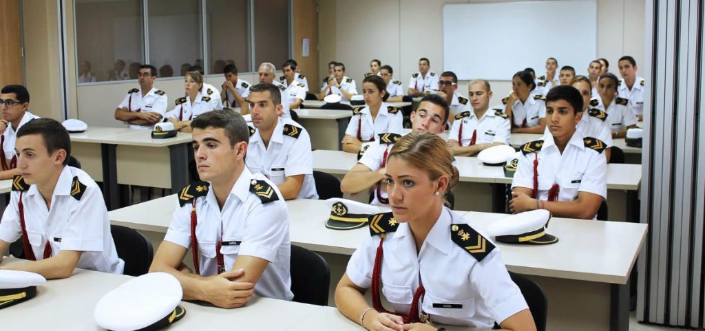 militares en clase